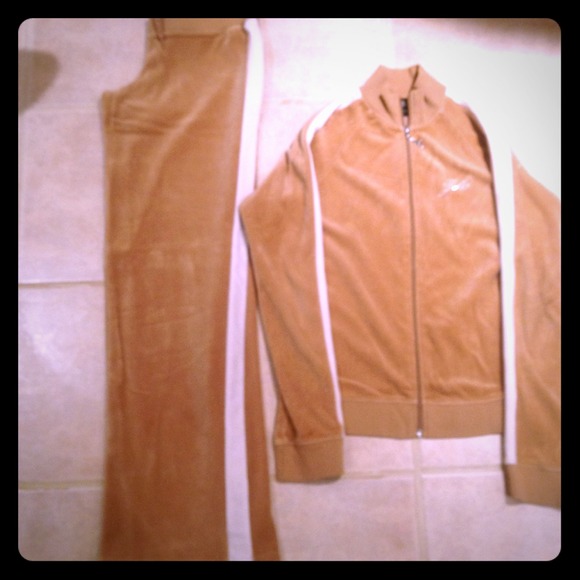 Jlo sweatsuit outfit hold for sandy1