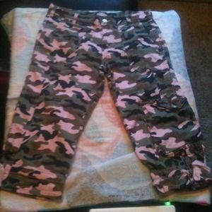 *RESERVE* Pink camo Capri