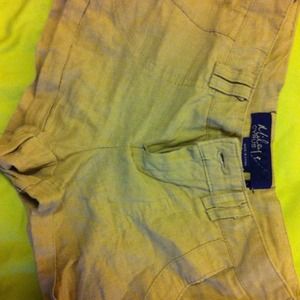 Miley Cyrus linen short pants