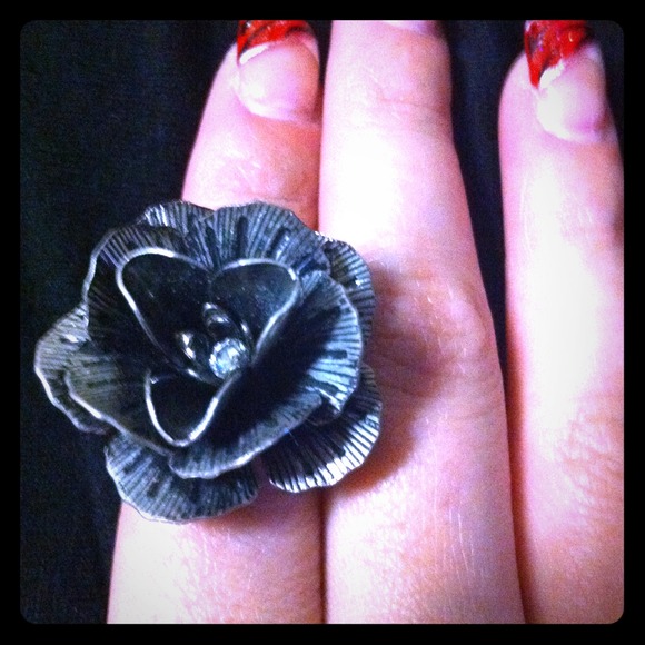 🔻REDUCED🔻Cocktail flower shaped ring