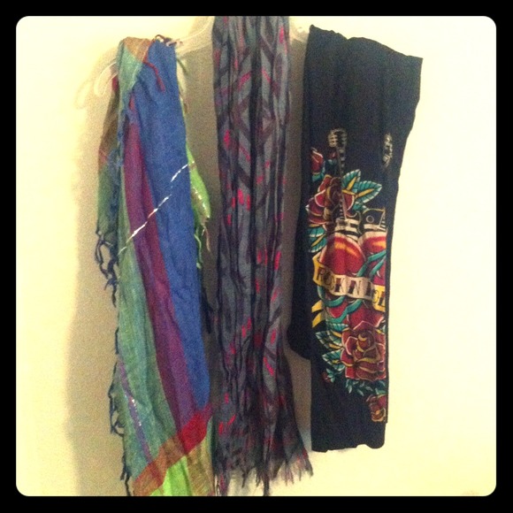 💛*SOLD*Wet seal scarfs