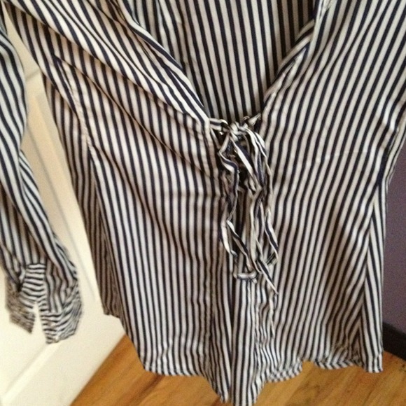 blouse - Picture 2 of 3