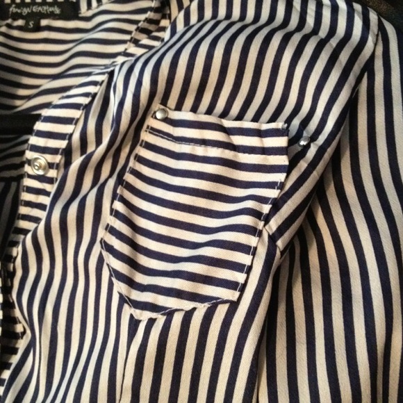 blouse - Picture 3 of 3