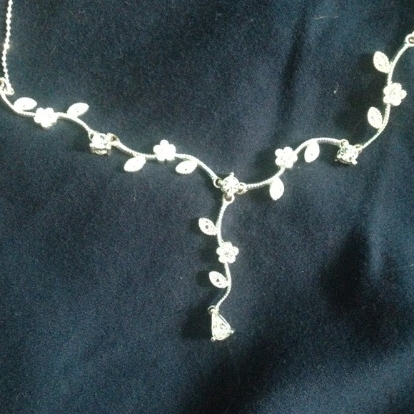 Floral Rhinestone Necklace - Picture 2 of 4