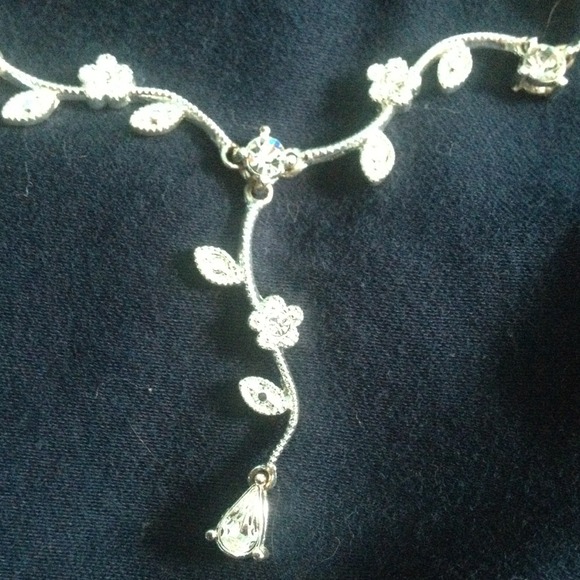 Floral Rhinestone Necklace - Picture 3 of 4