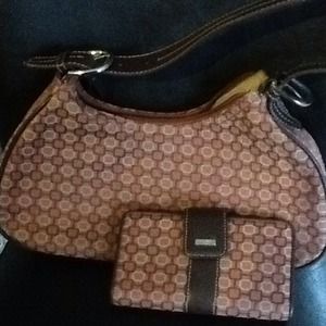 Nine West! Purse and wallet, very clean, non smoke