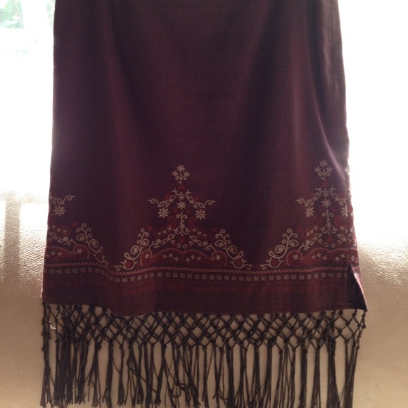 Embroidered fringe skirt with small side slits.new