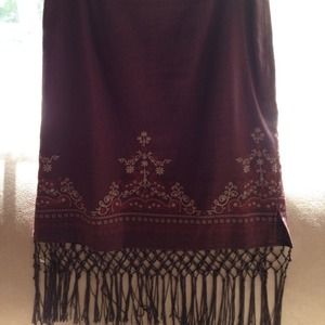 Embroidered fringe skirt with small side slits.new