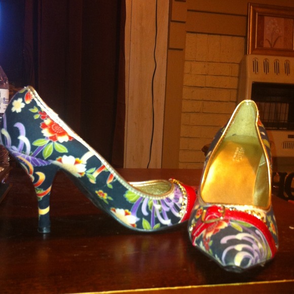 Pointed toe heels