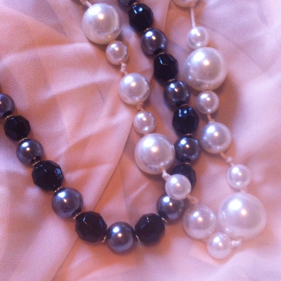❌SOLD❌2 Black & white pearl necklaces - Picture 2 of 3