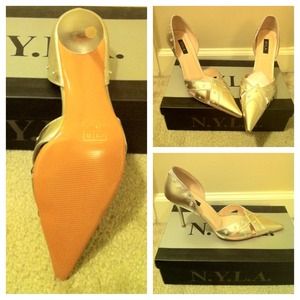 N.Y.L.A Pumps