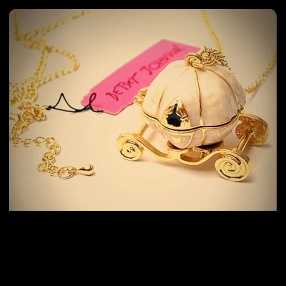 NWT openable Cinderella carriage necklace