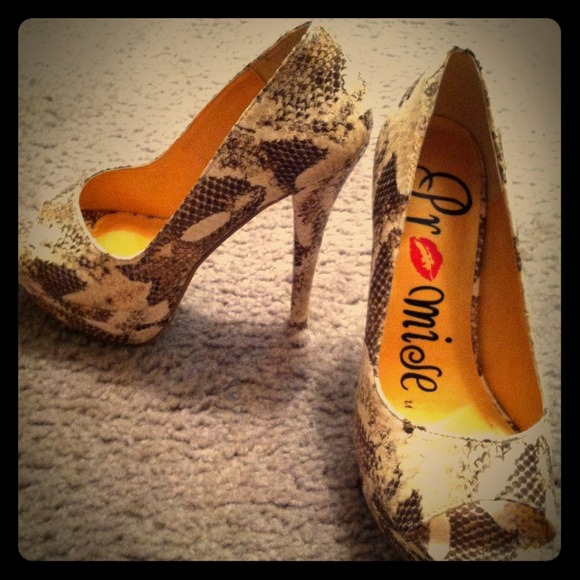 👀REDUCED....Snakeskin Shoes. ⬇⬇⬇Again.