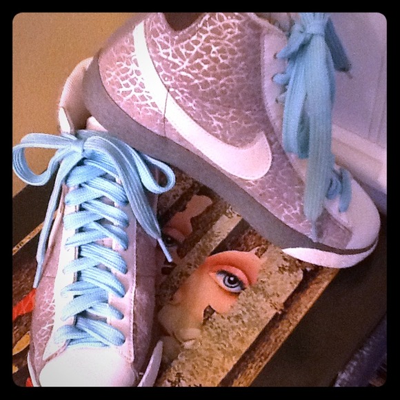 Women's Nike Blazers High - Picture 1 of 1