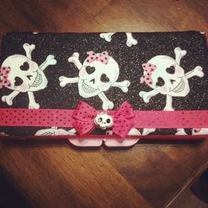 Skull wipe case
