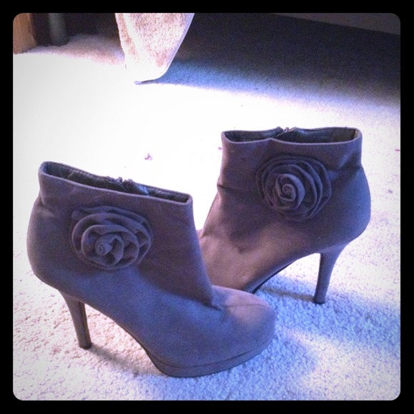 NWOT Grey Flower Booties