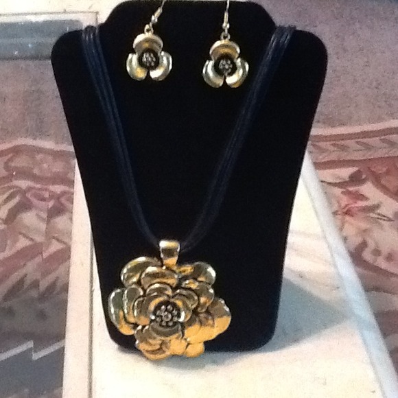 Gold flower necklace & earring set