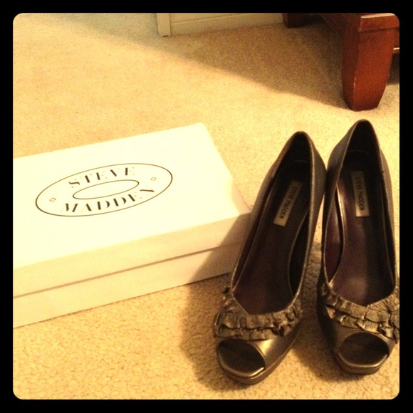 JUST REDUCED!! Bronze Steve Madden peep toe pumps