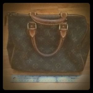 Vintage Louise Vuitton bolo