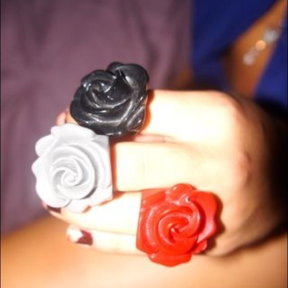 3 Plastic Rose Rings