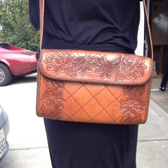 Leather shoulder bag