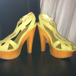 Pretty light olive green platform clog sandals <3