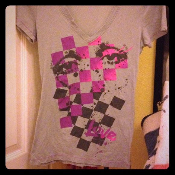 Nollie grey v-neck w/design.(:
