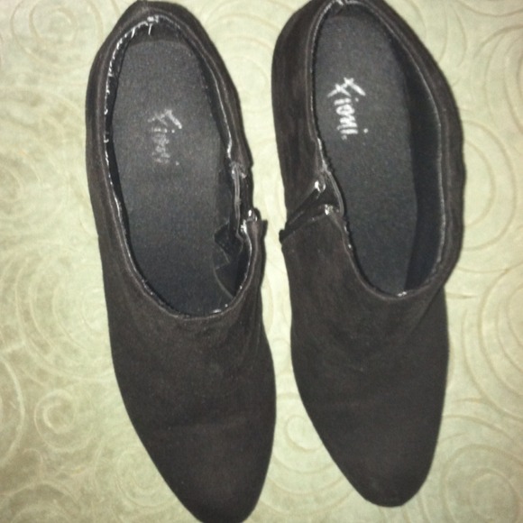 Black boots - Picture 2 of 3