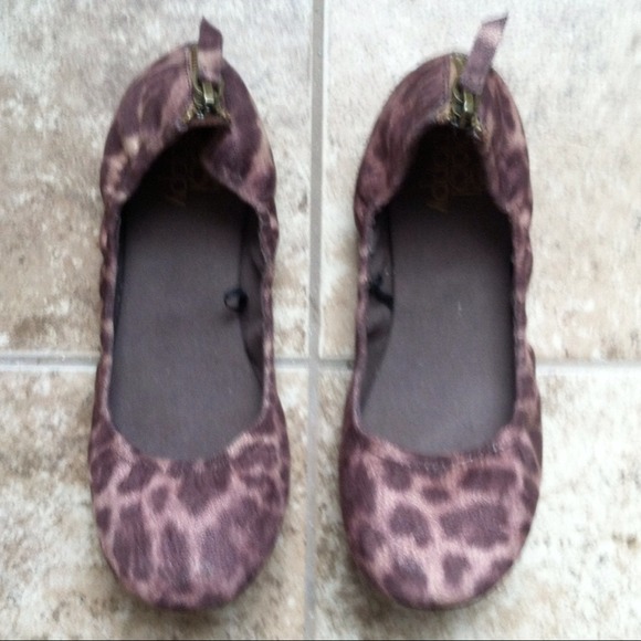 ***SOLD***Black poppy leopard print flats