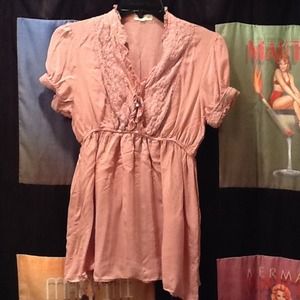 Kind of a salmon color cute top