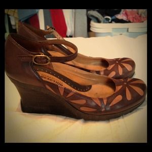 REDUCED Kenneth Cole Reaction wood heeled wedges!