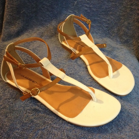 White and brown sandals, size 8. - Picture 2 of 3