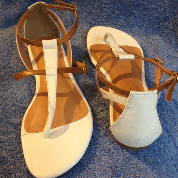 White and brown sandals, size 8. - Picture 3 of 3