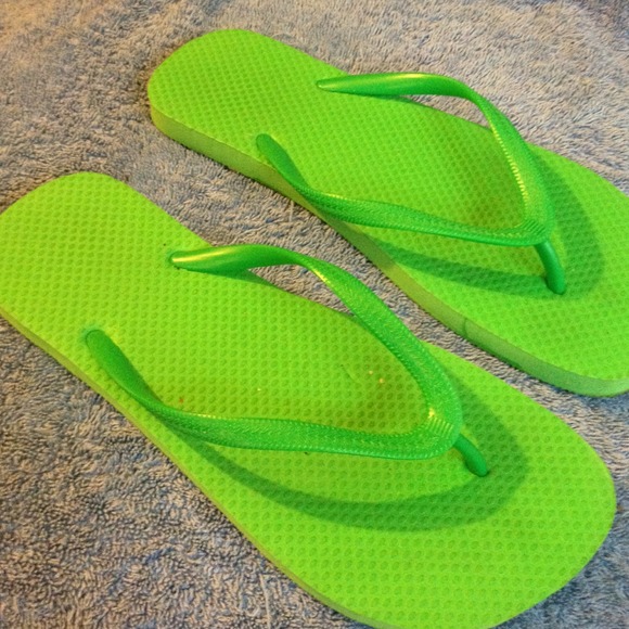 Green flip flops, size 8. - Picture 2 of 2