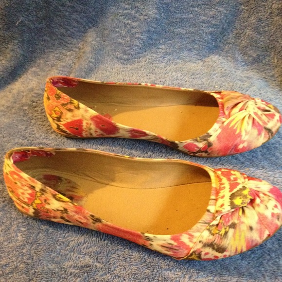 Funky pink, white and yellow flats. Size 8. - Picture 2 of 3