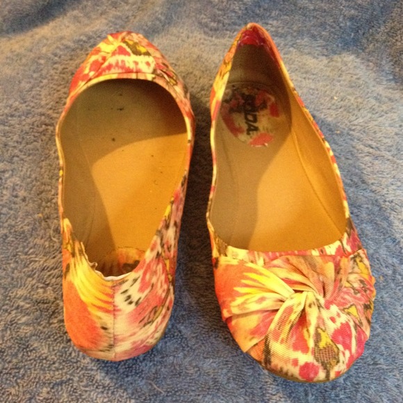 Funky pink, white and yellow flats. Size 8. - Picture 3 of 3