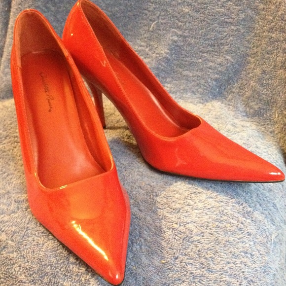 Patent red, classic pumps. Size 8. - Picture 2 of 3