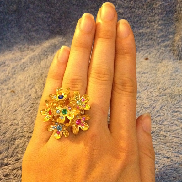 One size fits all gold flower ring.