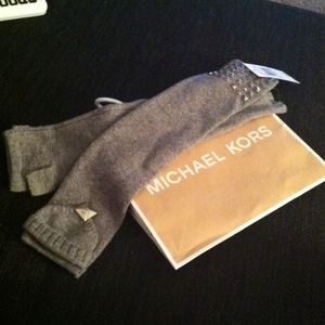 🆕Michael Kors Studded Mittens & Studded Hat