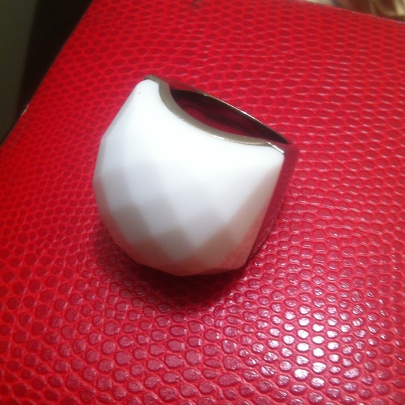 💍 white Cocktail Ring size 8 💗