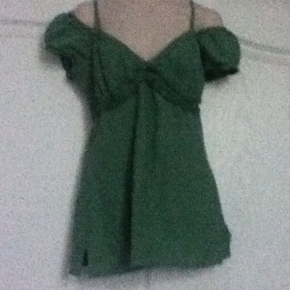 Pale greet top