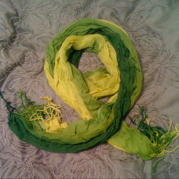 Green lightweight scarf