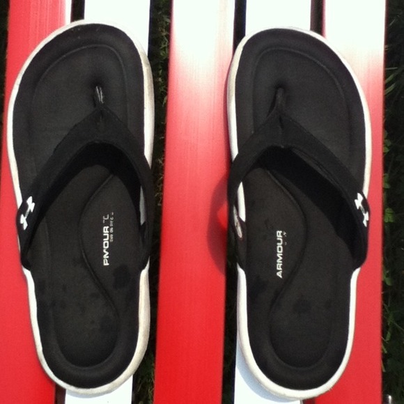 Women's black Under Amour flip flops sz.7