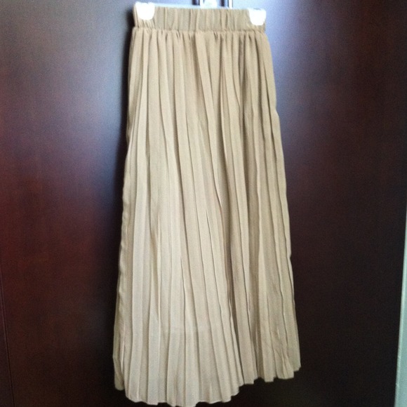 Pleat nude skirt