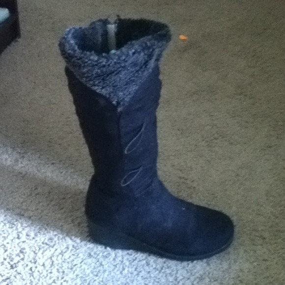 Black boots furry top