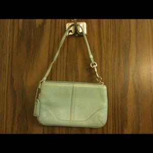 🌟🌟 REDUCED🌟🌟Mint Green Coach Wristlet