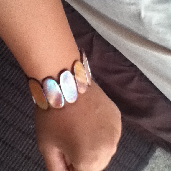 Pretty shell bracelet with a free pearl bracelet