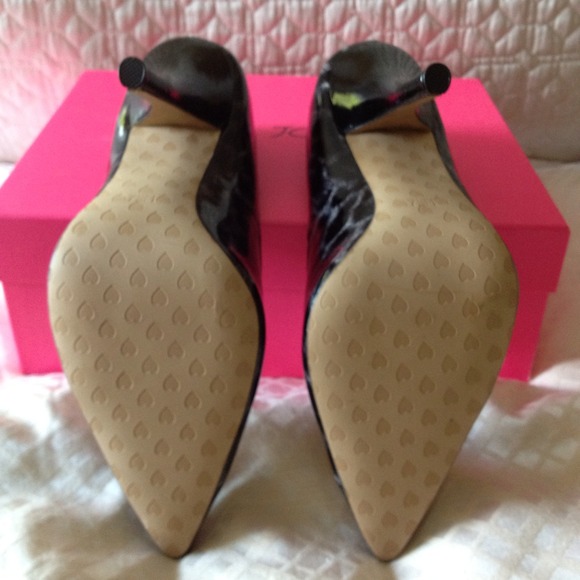 New In Box BETSEY JOHNSON Warner Stiletto pump - Picture 2 of 4