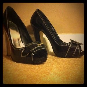 Black patent leather pumps with buckle