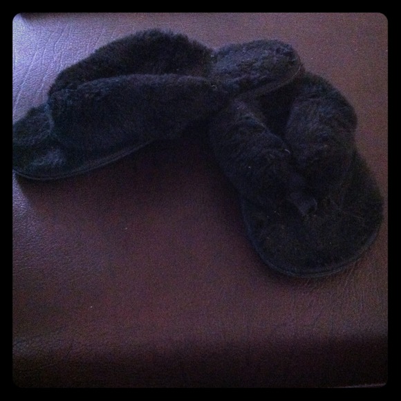 Black fuzzy flip flops!!!☺